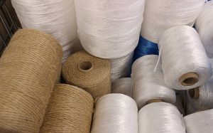 Rafia blanca virgen o reciclada: cuál es la ideal para tu operación