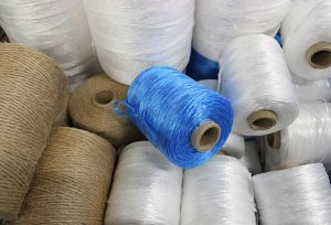 Rafia blanca virgen o reciclada: cuál es la ideal para tu operación